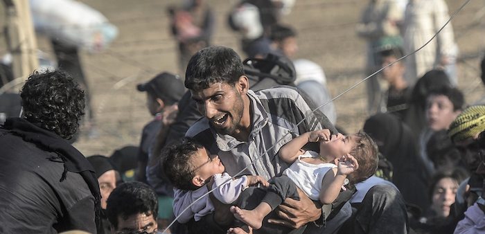 Syrians fleeing ISIS to Turkey