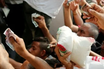 Egyptians scramble to buy government subsidized sugar in Cairo, Oct. 14, 2016. Amr Abdallah Dalsh/Reuters