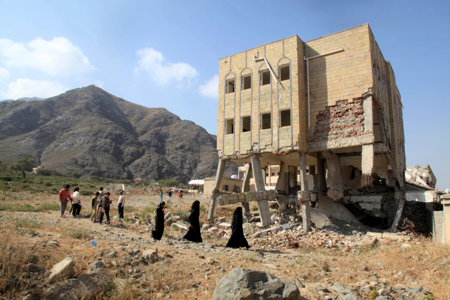 Local Mediation in Southwestern Yemen Alleviates Life Under Siege